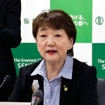 　仙台市役所で記者会見する郡和子市長＝２８日午後