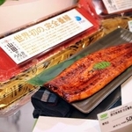 　イオンが販売する完全養殖ウナギのかば焼き＝２８日午後、東京都品川区