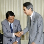 　麻生太郎氏（左）と伊吹文明氏＝２００８年、東京・永田町の自民党本部