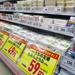 　「Ｌミニマート」で販売している豆腐＝２８日午前、東京都小平市