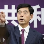 　中国商務省の何亜東報道官＝２５年６月、北京（共同）