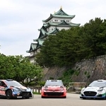 　ラリー・ジャパンのオープニングセレモニーを前に、名古屋城天守閣と写真に納まるラリーカー＝２８日、名古屋市