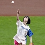 　始球式を務めるタレントのあのさん＝２０２３年、エスコンフィールド