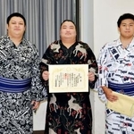 　相撲教習所の入所式に出席し、写真に納まる大森（右）と火雷。中央は教習所を卒業した旭富士＝２８日、両国国技館
