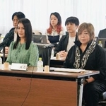 　法務省の有識者検討会の会合に出席した声優の緒方恵美さん（前列右）ら＝２８日午後、法務省