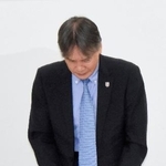 　佐藤駿一郎容疑者の逮捕を受け、謝罪する日本バレーボール協会の国分裕之専務理事＝２８日午後、東京都北区の味の素ナショナルトレーニングセンター