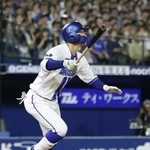 　７回ＤｅＮＡ１死一、二塁、代打京田が右越えに逆転３ランを放つ＝横浜
