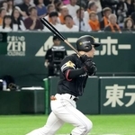 　６回ソフトバンク１死二塁、庄子が中前に勝ち越し打を放つ＝東京ドーム