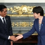 　会談前に握手を交わす高市首相（右）とフィリピンのマルコス大統領＝２８日午後、東京・元赤坂の迎賓館（ロイター＝共同）