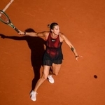 　女子シングルス２回戦でプレーするアリーナ・サバレンカ＝２８日、パリ（ゲッティ＝共同）