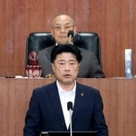 　福岡県田川市議会の臨時の本会議で発言する村上卓哉市長（手前）＝２９日午前