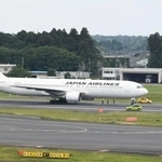 　機体の不具合のため成田空港に緊急着陸した日航機＝２９日午後０時１７分