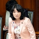 　参院本会議で外為法の改正案が可決、成立し、一礼する片山財務相＝２９日午後