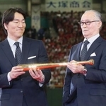 　国民栄誉賞の授与式で金色のバットを贈呈された長嶋茂雄さん。左は手を添える松井秀喜さん＝２０１３年５月、東京ドーム