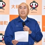 　岩手県大槌町の山林火災の鎮火を発表する平野公三町長＝２９日午後、大槌町役場