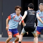 　アイスランド戦に向け調整する久保（左）ら＝千葉市内