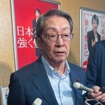 　自民党の鈴木幹事長と面会後、取材に応じる和歌山県連の石田真敏会長＝２９日午後、東京・永田町の党本部