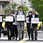 　衆院選の「１票の格差」訴訟の判決で、札幌高裁に向かう伊藤真弁護士（中央）ら＝２９日午後