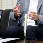 　記者会見する原告の男性＝２９日午後、名古屋市