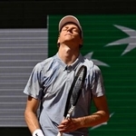 　男子シングルス２回戦でポイントを奪われ、天を仰ぐヤニク・シナー＝パリ（共同）