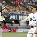 　５回を投げ終え、ベンチに戻るソフトバンク・大関。捕手山本祐＝みずほペイペイドーム