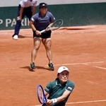 　女子ダブルス２回戦でプレーする青山修子（手前）、梁恩碩組＝パリ（共同）