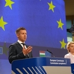 　２９日、ベルギー・ブリュッセルで記者会見するハンガリーのマジャル首相（左）とＥＵのフォンデアライエン欧州委員長（ＡＰ＝共同）