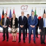 　Ｇ７デジタル相会合の開幕前に写真に納まる堀内詔子総務副大臣（右端）ら＝２９日、パリ（共同）