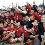 　２００６年１月、全国高校ラグビー決勝で優勝し伏見工高フィフティーンと記念写真に納まる総監督の山口良治さん（手前右）＝花園