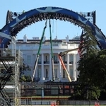 　ホワイトハウスの南庭で建設中のＵＦＣ特設会場＝２９日、ワシントン（ＡＰ＝共同）