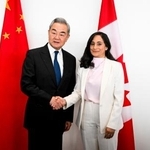 　会談に臨む中国の王毅外相（左）とカナダのアナンド外相＝２９日、オタワ（Ｓｐｅｎｃｅｒ　Ｃｏｌｂｙ／Ｔｈｅ　Ｃａｎａｄｉａｎ　Ｐｒｅｓｓ提供、ＡＰ＝共同）