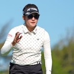 　第１ラウンド、１番でバーディーパットを決め、拍手に応える岩井千怜。１アンダーで３１位＝シービュー（共同）