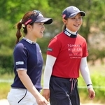 　第１ラウンド、４番のティーエリアに向かう西村優菜（左）と吉田優利＝シービュー（共同）