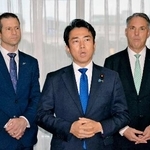 　３カ国会談に臨む小泉防衛相。左はニュージーランドのペンク国防相、右はオーストラリアのマールズ副首相兼国防相＝３０日、シンガポール（共同）