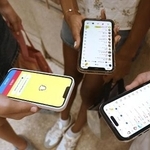 　スマートフォンでＳＮＳを見る子どもたち