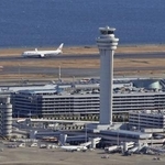 　羽田空港のＣ滑走路（奥）と管制塔＝２０２４年１月
