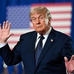 　２２日、米ニューヨーク州サファーンで開かれた会合で演説後に踊るトランプ大統領（ゲッティ＝共同）