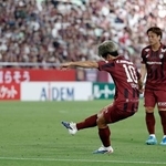 　神戸-鹿島　前半、直接ＦＫで先制ゴールを決める神戸・大迫＝ノエスタ