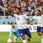 　２０２２年サッカーＷ杯カタール大会１次リーグ、イラン戦でゴールを決めて駆け出すイングランドのスターリング選手（手前）＝ドーハ（共同）