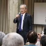 　核拡散防止条約再検討会議の報告会で話す被団協代表理事の松浦秀人さん＝３０日午後、松山市