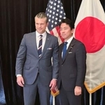 　ヘグセス米国防長官（左）との会談に臨む小泉防衛相＝３０日、シンガポール（共同）