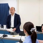 　平和宣言文の起草委員会であいさつする長崎市の鈴木史朗市長＝３０日午前、長崎市