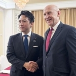 　英国のヒーリー国防相（右）との会談に臨む小泉防衛相＝３０日、シンガポール（共同）