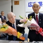 　広島県被団協の６代目理事長に就任した原田浩さん（左）と、退任した箕牧智之さん＝３０日午後、広島市中区