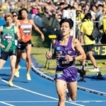 　陸上ミドルディスタンス・サーキット東京大会の男子８００メートルでゴールした落合晃。１分４３秒４５の日本記録で優勝＝世田谷区総合運動場陸上競技場