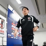 　アイスランド戦を前に行われた記者会見を終え、引き揚げる森保監督＝３０日、ＭＵＦＧスタジアム