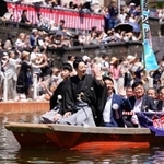 　博多座の歌舞伎公演を前に行われた「船乗り込み」で手を振る（先頭右から）尾上菊五郎さんと尾上菊之助さん＝３０日午後、福岡市