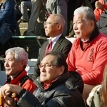 　２０１７年、全国高校ラグビー大会の京都代表決定戦で伏見工・京都工学院が敗退し、グラウンドを見つめる山口良治総監督（当時、手前右）とＯＢの元日本代表大八木淳史氏（奥右）＝京都市