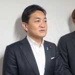 　京都市で記者団の取材に応じる国民民主党の玉木代表＝３０日午後