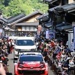 　第８競技区間を終え、沿道のファンの前を移動するトヨタの勝田貴元＝岐阜県恵那市